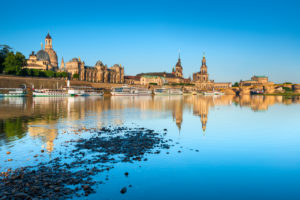 Stadtansicht mit Kunstakademie, Frauenkirche, Hofkirche und Residenzschloss, Spiegelung in der Elbe, Morgenlicht, Altstadt, Dresden, Sachsen, Deutschland Stadtansicht mit Kunstakademie, Frauenkirche, Hofkirche und Residenzschloss, Spiegelung in der Elbe, Morgenlicht, Altstadt, Dresden, Sachsen, Deutschland